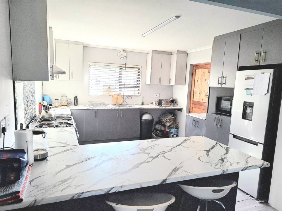 4 Bedroom Property for Sale in Oakdale Western Cape